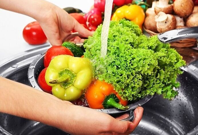 mencuci sayur-sayuran dan herba untuk mengelakkan jangkitan parasit