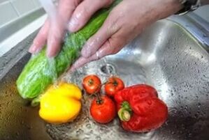mencuci sayur-sayuran untuk mengelakkan serangan parasit